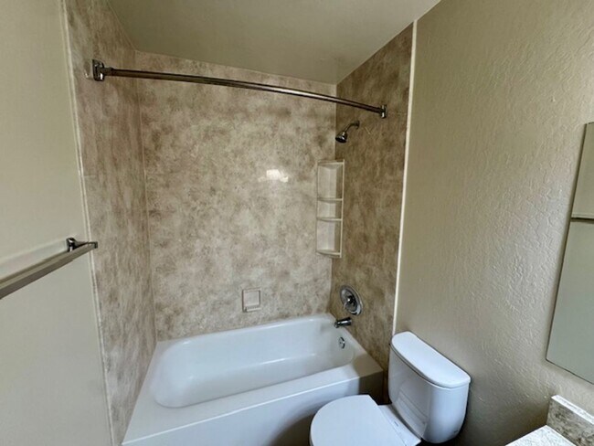 Building Photo - Wonderful lower level 2 bedroom, 1 bath co...