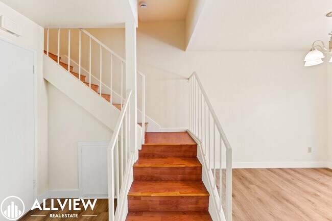 Building Photo - Charming 3-Bedroom, 1.5-Bath Townhouse in ...