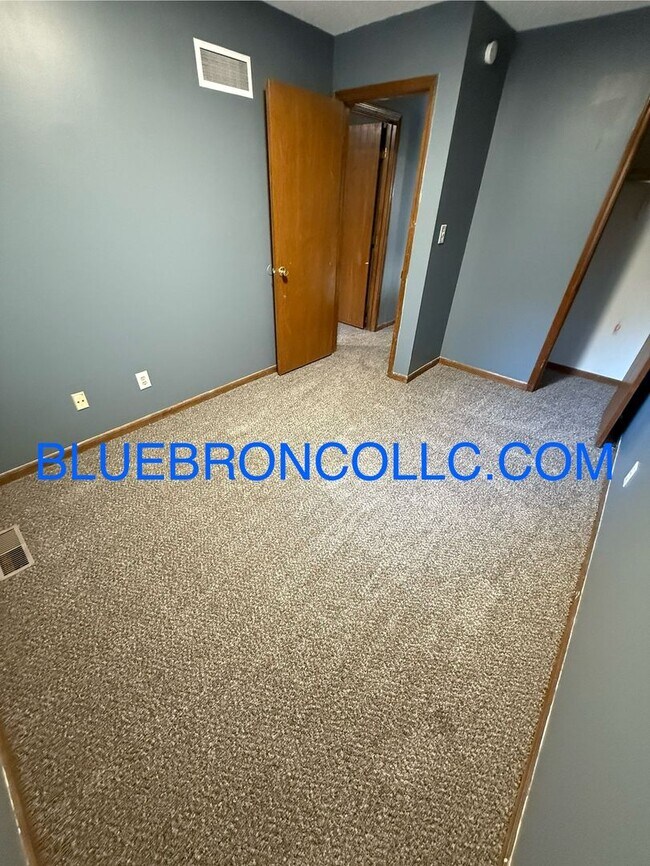 Building Photo - Newly renovated beautiful 3 bedroom home, new flooring and fresh paint!