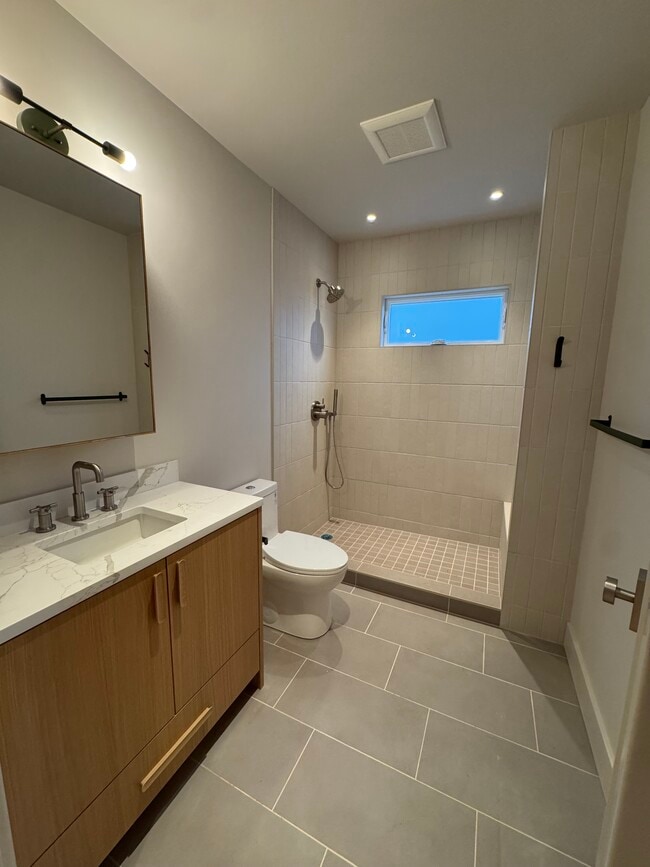 Building Photo - 2034 SE 28th Pl