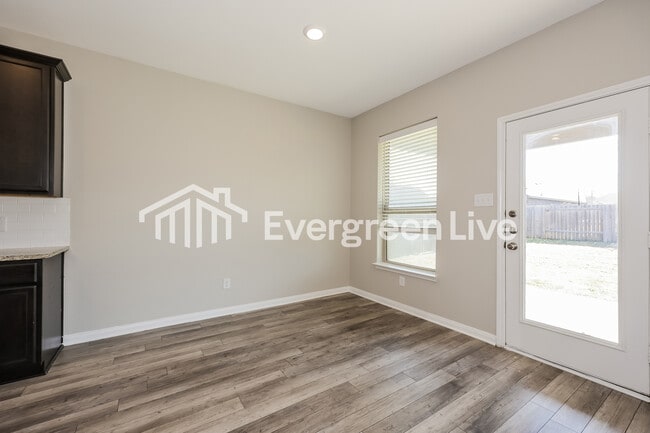 Building Photo - 1527 Mackinac Dr