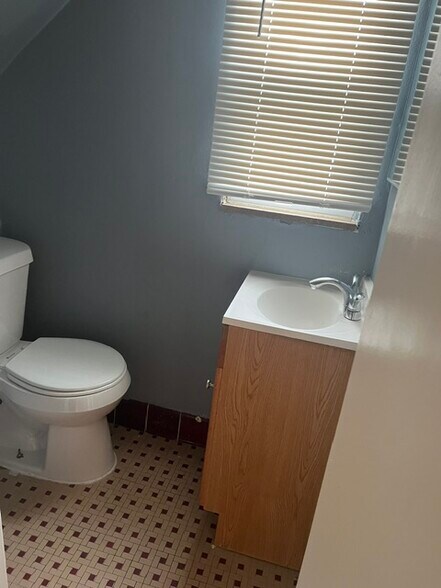 Half bath - 15205 Maplewood Ave