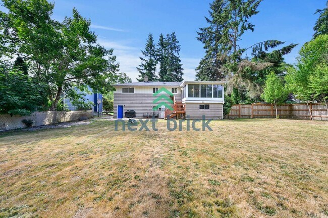 Building Photo - Charming 3-Bedroom Edmonds Home with 2 Full Baths and Spacious 1982 Sq. Ft. Living Space!