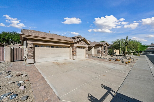 Building Photo - 6520 W Robin Ln