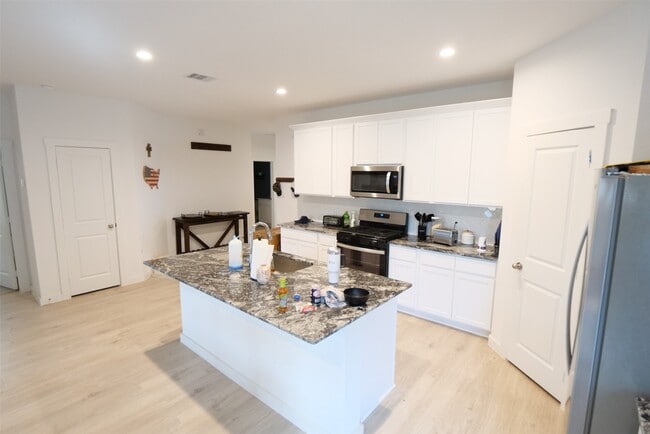 Building Photo - 1303 Lucciola Ln