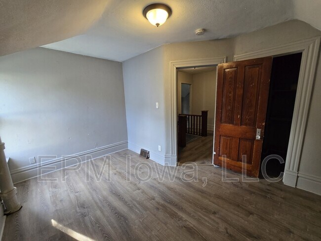 Building Photo - 908 W 3rd St