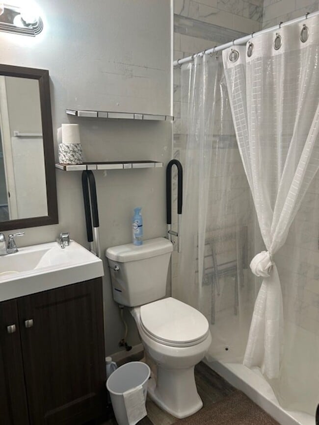 Building Photo - 3 bedroom, 2 bath home