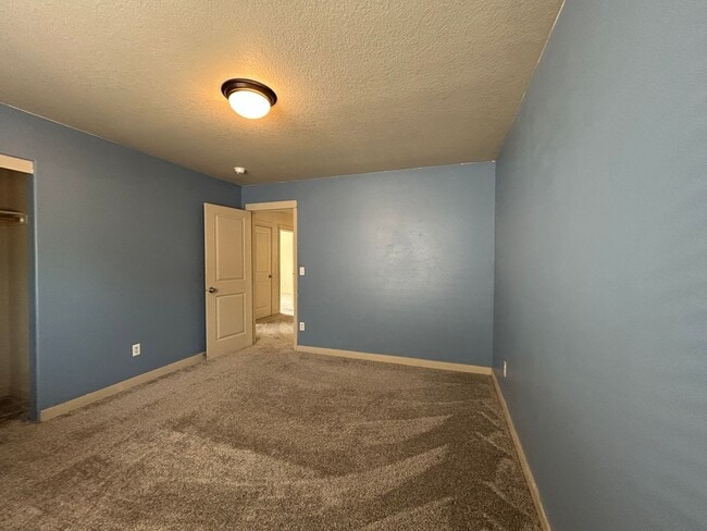 Building Photo - Spacious 4 Bed, 2.5 Bath Home!