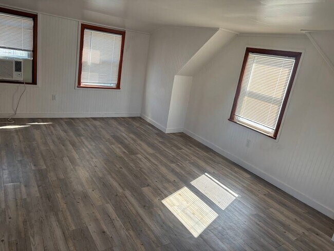 Building Photo - 4745 Lind St