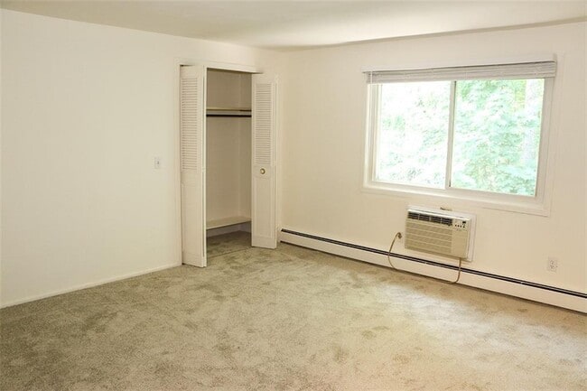 Building Photo - 494 Putnam Pike
