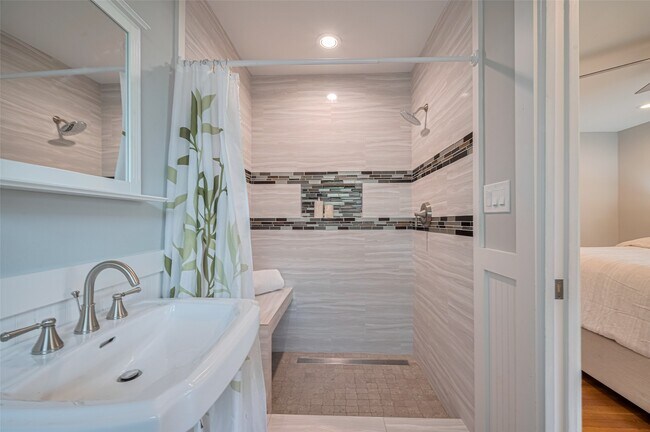 Building Photo - 5123 Saxon Dr