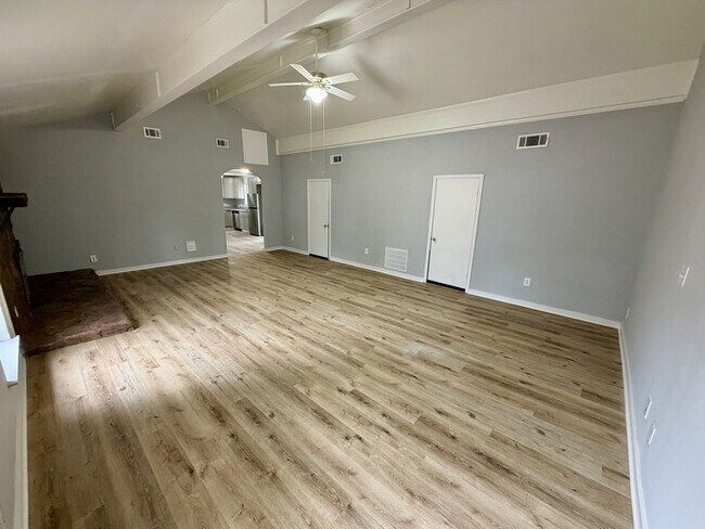 Building Photo - 6108 Deerfield Ct