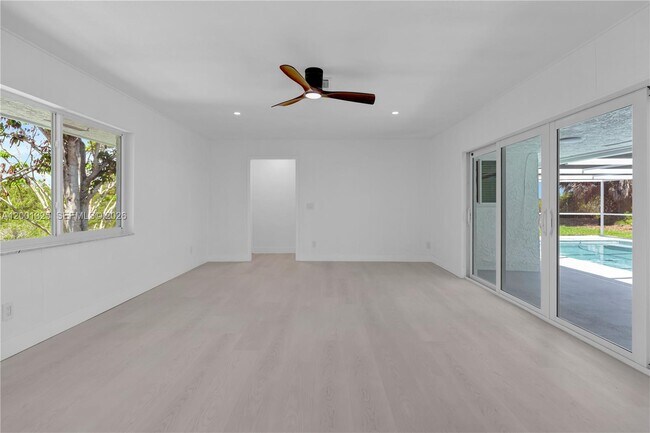 Building Photo - 9125 SE Karin St