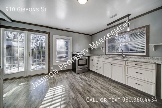 Building Photo - 910 Gibbons St