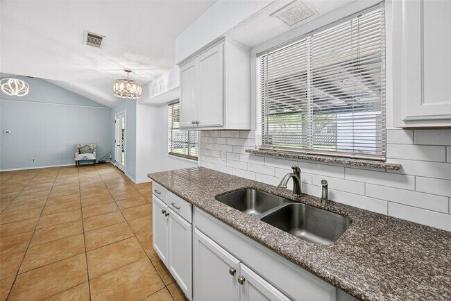 Building Photo - 10004 Woodhaven Dr