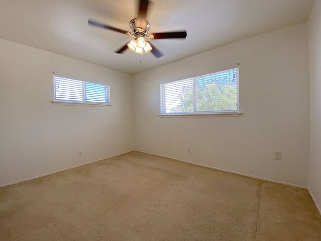 Building Photo - Northeast El Paso 4 bed(possible 5th) with...