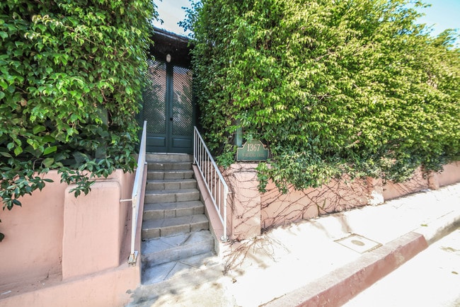 Building Photo - 1367 N Beverly Dr