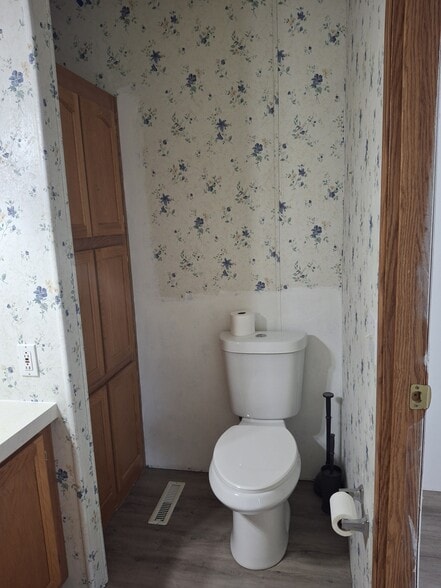 master bathroom - 3361 Coykendall Rd