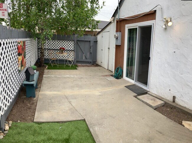 Building Photo - 412 College Ave