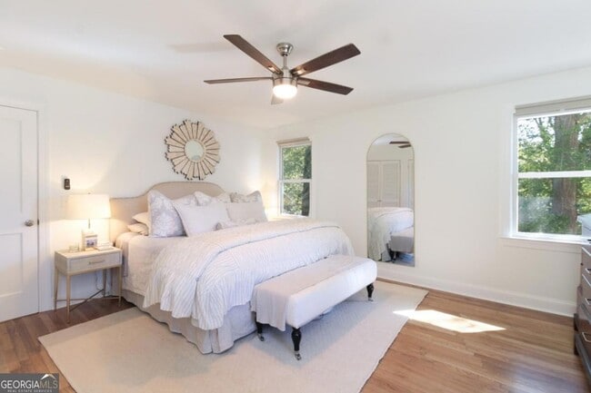 Building Photo - 1092 West Lake Dr