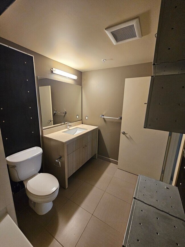 Building Photo - Bright Capitol Hill 1BR at BRIX | Parking Included |