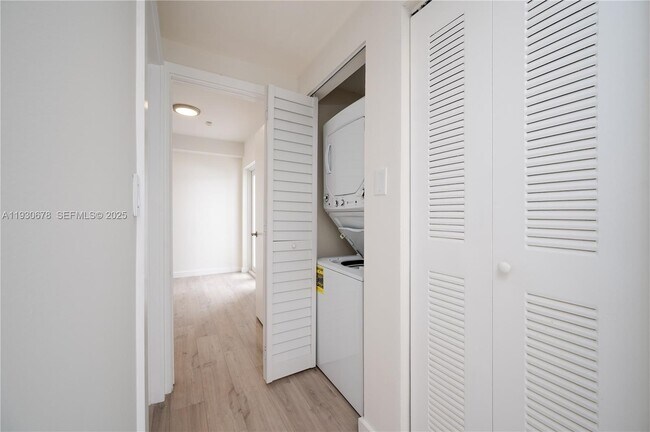 Building Photo - 1712 SW 2nd Ave