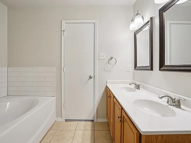 Building Photo - 4933 Parkrise Dr