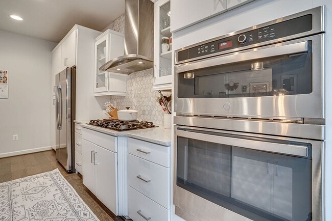 Building Photo - Luxury Townhome with Stunning Views and Pr...