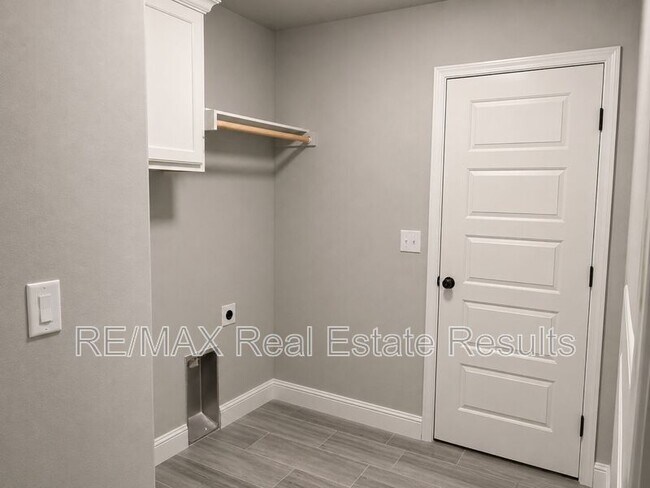 Building Photo - 511 Melrose Pl