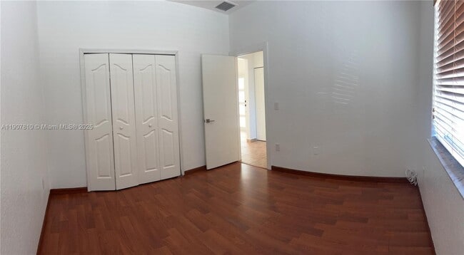 Building Photo - 709 SE 13th Terrace