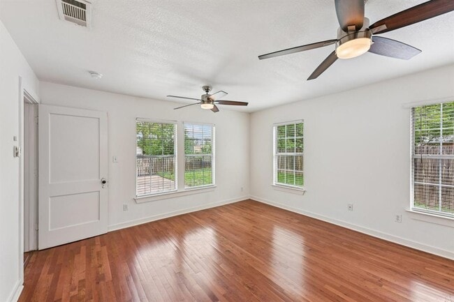 Building Photo - 903 Chote Ave