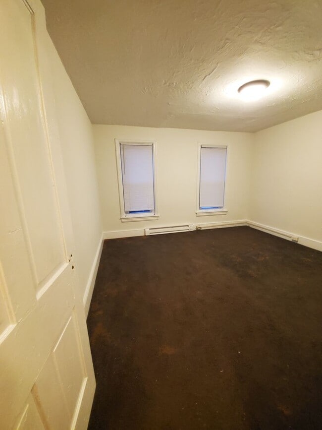 Building Photo - Spacious 3 Bedroom 1.5 Bath Brick Home