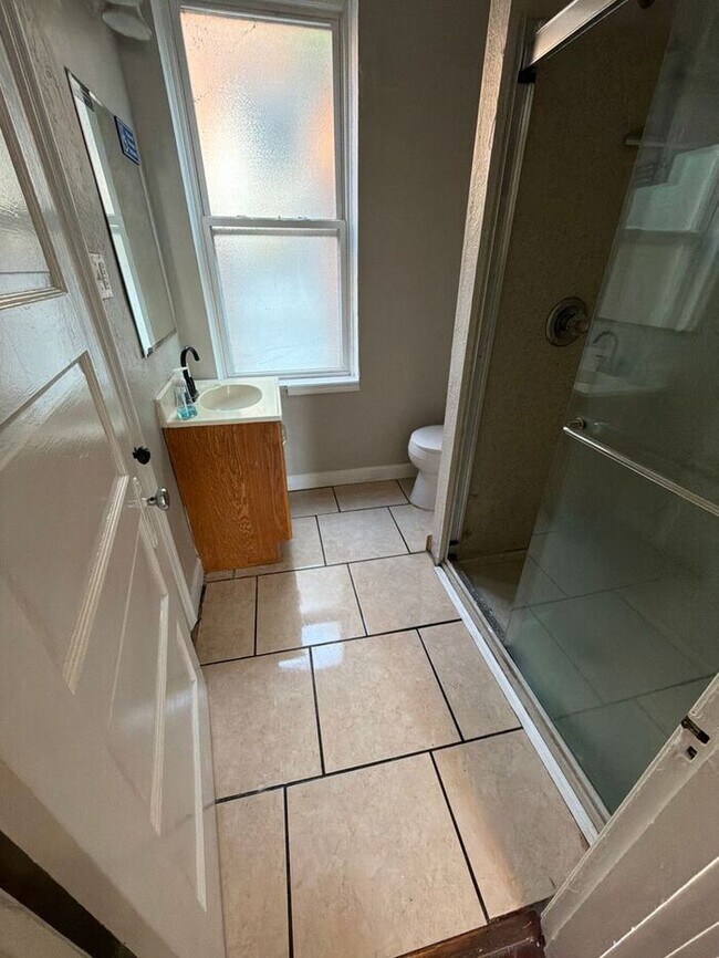 Building Photo - Spacious lower level apartment!