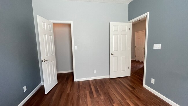 Building Photo - LEXINGTON FARMS...3 Bedroom 2 Bath