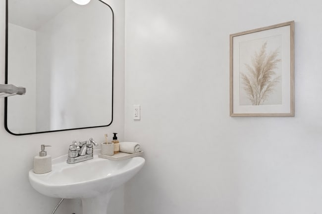 Building Photo - 16 Echo Ln