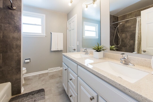 Building Photo - 461 Middlesex Ct