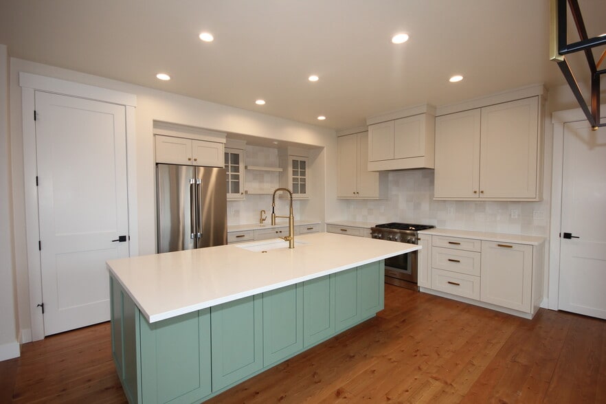 Building Photo - 1023 Creekview Dr