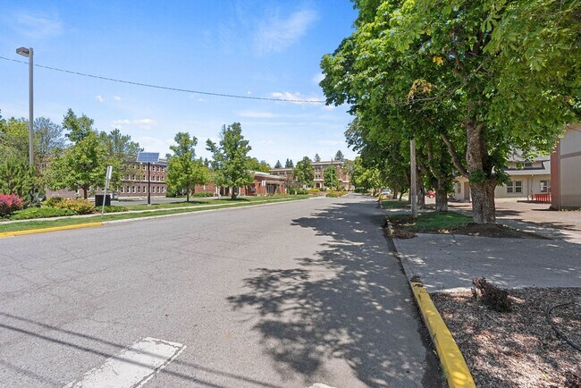 Building Photo - Renovated 5 Bed, 2 Bath House + Office EWU Off Campus Housing! AVAILABLE 7/20!