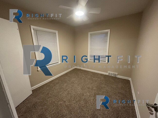 Building Photo - Charming House in Dayton