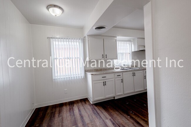 Building Photo - 4 Bedroom/2 Bath Home in Central Bakersfield - $1995 Per Month!