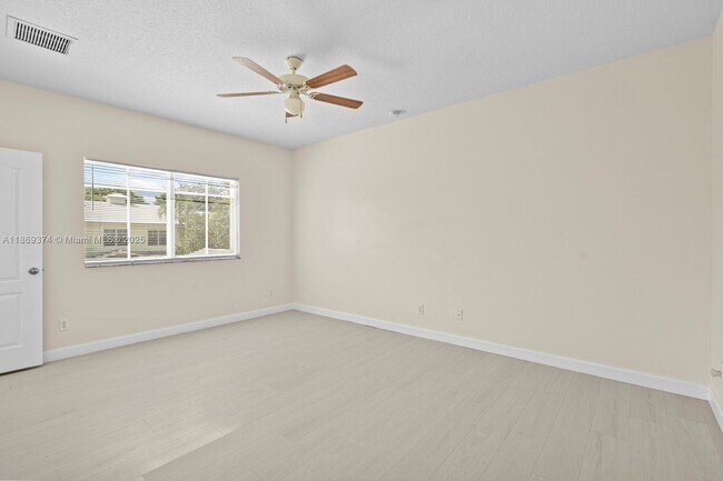 Building Photo - 2700 Creekside Dr