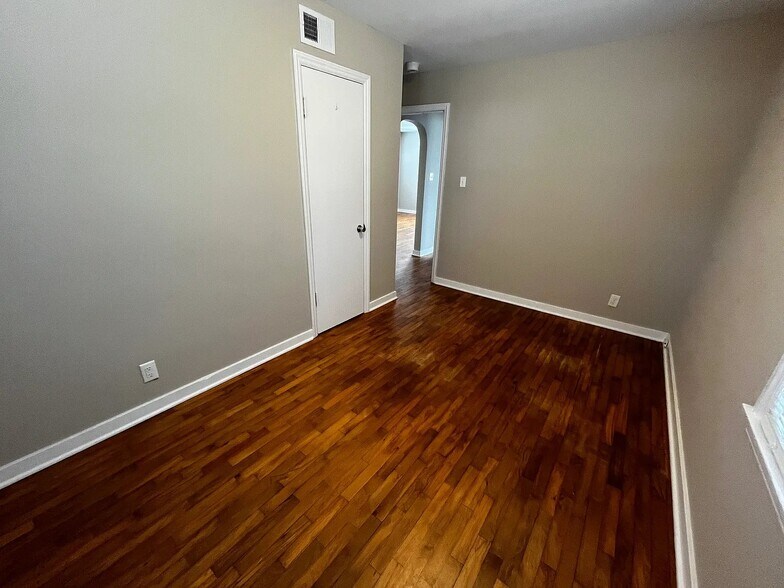 Building Photo - 418 W Lakewood Blvd