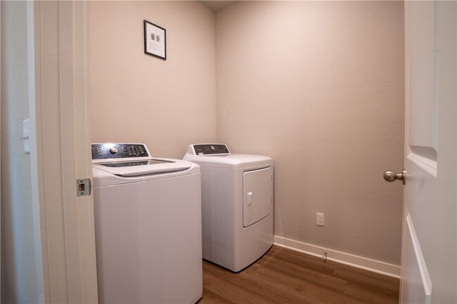 Building Photo - 1243 N Pink Ter