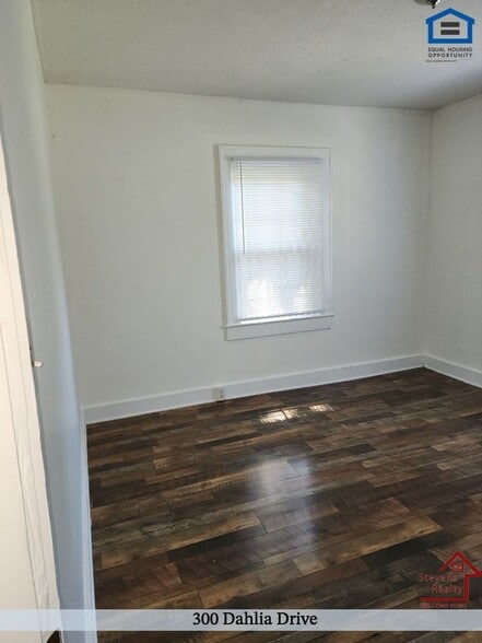 Building Photo - 300 Dahlia Dr