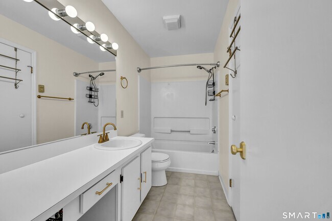 Building Photo - 925 Oronoke Rd