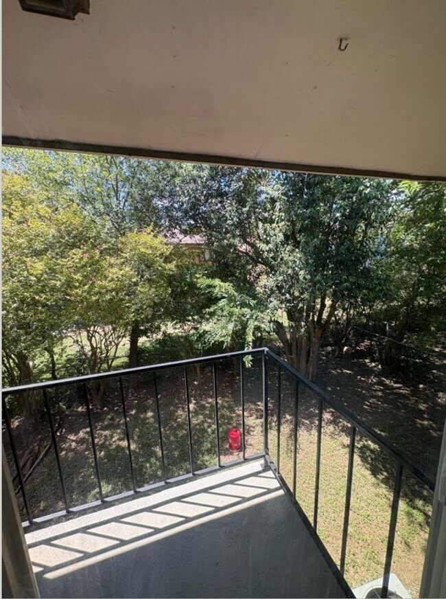 Building Photo - 204 W Mockingbird Ln