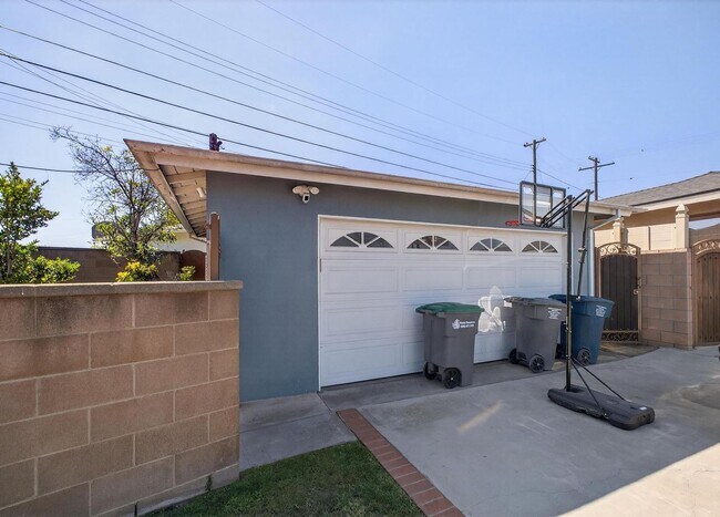 Building Photo - 3 Bed, 2 Bath home in quiet neighborhood