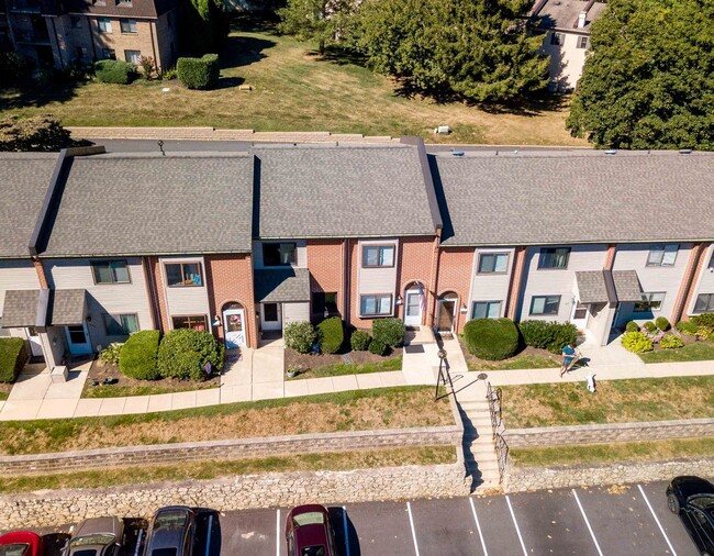 Building Photo - Updated 2 Bedroom 1.5 Bath in Goshen Valley!