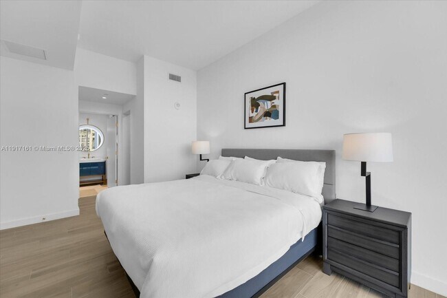 Building Photo - 2678 Tigertail Ave