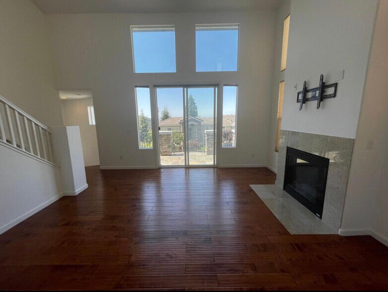 Building Photo - 672 Via Rialto